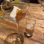 前菜はワイングラスのムースとショットグラスのホタテのキウイ酢、涼やかですね〜