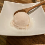 味とく家 - デザートは桃のアイスクリームですよ