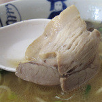 Sairaiken - 昔ながらの茹で豚のようなチャーシューが2枚。