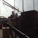 Barnacle Bill's - 貨物船が停泊しています。