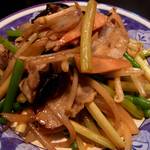 福建家庭料理 旬の香 - 【￥650のサービスランチ】「豚肉とにんにくの芽炒め定食」：「小鉢２種・漬物・味噌汁付き」“ご飯大盛り無料！”