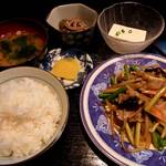 福建家庭料理 旬の香 - 【￥650のサービスランチ】「豚肉とにんにくの芽炒め定食」：「小鉢２種・漬物・味噌汁付き」“ご飯大盛り無料！”