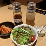 Yakiniku Aka Ushi - ランチのサラダとキムチ