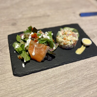ゴドノフ東京 丸ビル店 - 前菜オリビィエサラダ　スモークサーモンサラダ