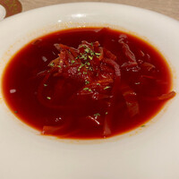 ゴドノフ東京 丸ビル店 - ピンクがかった紫色ではなくスミが入った赤。血のように赤いボルシチ。最初はそのまま素材の旨味を楽しみ後からお好みでスメタナを載せる