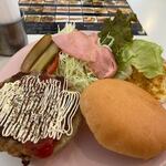 Hamburger SUKEYA - ハンバーガーはお皿に広げられた状態でサービスされました。