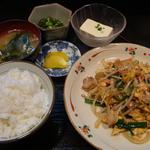 福建家庭料理 旬の香 - 【ランチ】「玉子・ニラと豚肉炒め定食」（￥680）：「小鉢２種・漬物・味噌汁付き」“ご飯大盛り無料！”