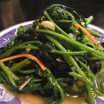 福建家庭料理 旬の香 - 「空心菜とにんにくの炒め」（￥580）：サクサクッとトロッと！毛湯のコクとにんにくの旨み♪