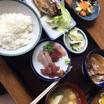 丸清食堂 - 日替り定食 アジ 一口食べた後