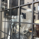 サルビア珈琲 - 入口から見える焙煎機