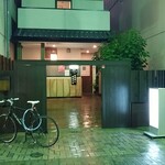 Tori Yoshi - 久留米一番街のアーケード入口からすぐ