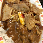 カレーとハンバーグの店　バーグ - ✨ぽってりタイプの濃厚カレーに,
            甘辛生姜焼き❤️チラ見しとるのは,
            目玉焼き♪ ちなみに生卵も選択可✨