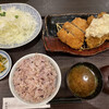 とんかつ 濵かつ - ロースかつとチキン南蛮ランチ950円税別。
写真は黒米入り麦ごはん大盛り、赤味噌、キャベツ千切りです。