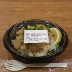 サンゴ食堂 - 日替わり弁当（ネギ塩チキン丼）パック状態