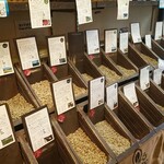 やなか珈琲店 - 狭い店内に、文字通り「所狭しと」生豆が並ぶ。買いたい豆を選んでから、店員さんに伝えよう