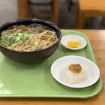 Toyokichi Udon - 肉うどんごぼう天トッピング、味噌おにぎり