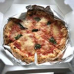 ピッツェリア グランデ - ◆ピザはいくつか種類がありましたが、マルゲリータ（780円：税込）を。 カットも包装も手早いこと。