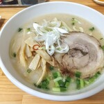 餃子のうめちゃん - 白ラーメン！豚骨ベースの塩味。臭みはなくマイルドでコクがある。旭川ラーメン山頭火の塩ラーメンにスープは似てる。