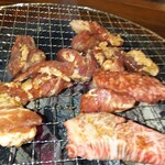 Sumibi Shichirin Yakiniku Tegeya Horumon - 網が動いて焼きにくい