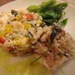 クオーレ・フォルテ - うさぎさんとコメのさらだぁ～このサラダの上にまぶしてあるチーズもウマしです。夏になったらここにあさりやつぶ貝なんかの魚介を混ぜ混ぜして欲しいぃなぁ～なんて想像したりする。