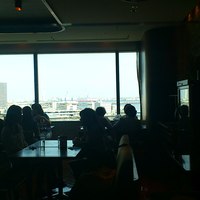IL PINOLO SKY TERRACE 横浜 - 広い窓からは外が一望です。
