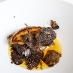 レストラン オオツ - フランス産フォアグラ ド カナールのソテー ジャガイモのピュレ コンソメスープ 豪州産黒トリュフ