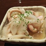 Saba Gin - お通しは蛸とスライス玉葱のマリネ。酸味が食欲をそそります。