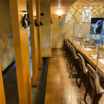 にぎり鮨 一五〇 - カウンター席の様子。仕切りありです。