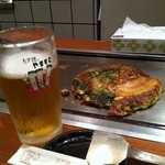 ねぎ焼やまもと - ねぎ焼きの豚肉とお好み焼きのスジ玉とビール。相性抜群(^-^)/