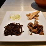 本枯中華そば 魚雷 - 【旨玉中華そば@910円】[手前左から]きくらげ│エリンギメンマ│姫たけのこ│刻みネギ