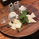 渋谷チーズスタンド - 自家製チーズ4種プレート　モッツァレラ　リコッタ　モッツァレラの薫製　熟成リコッタ