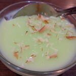 大阪ハラールレストラン - バナナカスタード　最初からスプーンがイン