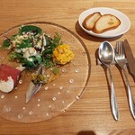 イタリア料理 エクローチェ - 美しいガラスプレートに前菜3種盛り合わせとサラダ、自家製パンは小ぶりの堅焼きバゲット風