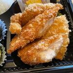 博多 魚一番 - 脂身の無い鶏のささみをカツにしたボリュームのある弁当。  
            