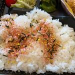 博多 魚一番 - ご飯は目の前で温かいご飯を詰めてくれるんで私もご飯にふりかけを使って口に運びました。 