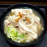 名代 富士そば - 〔期間限定〕肉骨茶そば（￥590）。胡椒を効かせた豚骨スープに、フライドガーリックでパンチを強めた一品
