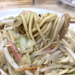 Champontei - 麺は、チャンポン麺で太目〜野菜にカマボコ、海老ちゃんね♡