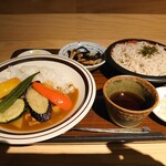 Yabu shin - 日替わりランチ（750円税込）　夏野菜カレーとおそばのセット
