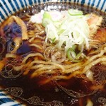 らぁ麺 おかむら - 手打ち麺風のちぢれ麺との相性もバツグン。