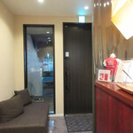 日本料理 TOBIUME - 店内入口内側