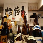 Itamaebaru - カウンターには焼酎がずらり