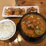 吉祥 - 純豆腐チゲ定食（900円）実は豚肉追加200円入り