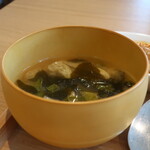 Gohan'Ya Hacchi - わかめ、油揚げ、椎茸、青菜の味噌汁