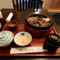 荒井屋 本店 - 本日いただいたのは、煮上げた牛鍋と食事の定番メニューの”お手軽牛鍋”