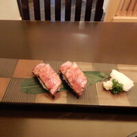 荒井屋 本店 - 牛炙り寿司（二貫）