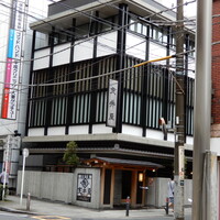 荒井屋 本店 - JR関内駅より徒歩10分の曙町２丁目北交差点から右に入った所にあります。
