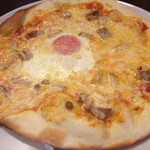 イタリア食堂　ちぇるきお - 自家製ベーコンと目玉焼きのピザ （￥1050）