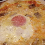 イタリア食堂　ちぇるきお - 自家製ベーコンと目玉焼きのピザ （￥1050）
