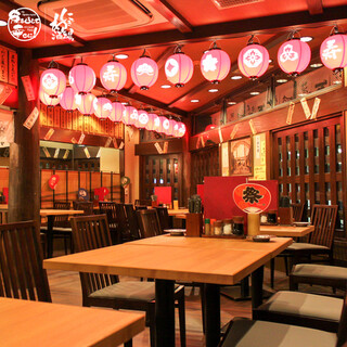Get into the festive mood with red lanterns! Social distancing in the spacious store◎