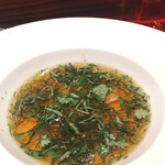 ラトリエ ドゥ ジョエル・ロブション - フォアグラのラヴィオリを浮かべたハーブ入りブイヨンスープ